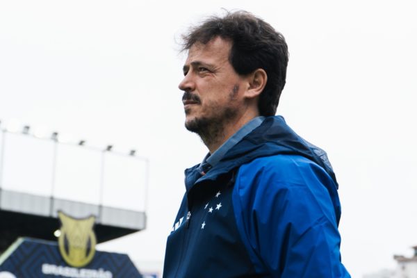 Imagem colorida de Fernando Dinz de perfil - Metrópoles
