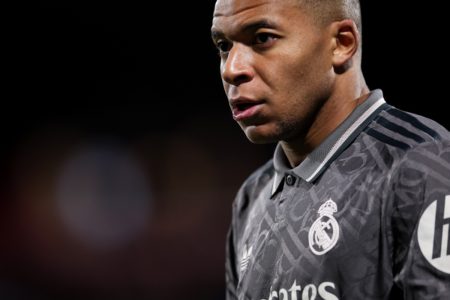 Foto colorida de Kylian Mbappé, em jogo do Real Madrid - Metrópoles