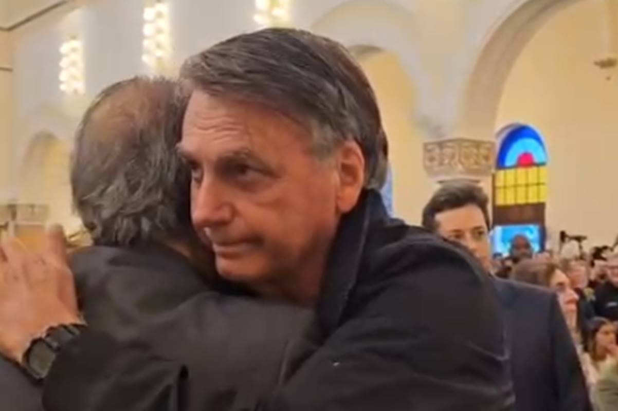 Bolsonaro abraça Valdemar em velório da mãe do presidente do PL