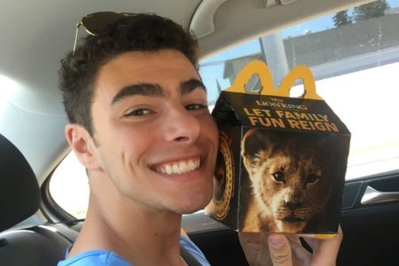 luigi mangione com caixa do MC do Rei Leão Mufasa - Metrópoles