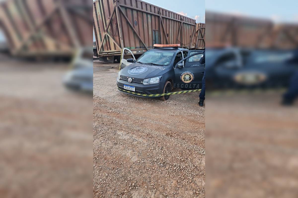 Carro de escolta preto com detalhes amarelos