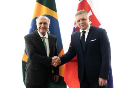 Vice-presidente Geraldo Alckmin com o primeiro-ministro da Eslováquia, Robert Fico - Metrópoles
