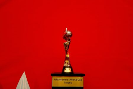 Foto colorida da taça da Copa do Mundo de Futebol Feminino - Metrópoles