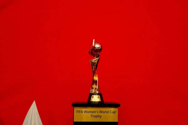 Foto colorida da taça da Copa do Mundo de Futebol Feminino - Metrópoles