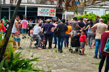 Imagem colorida de famílias sendo retiradas de prédio ocupado durante reintegração de posse. - Metrópoles