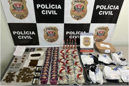 Imagem colorida mostra drogas embaladas com temas natalinos aprendidas pela polícia - Metrópoles