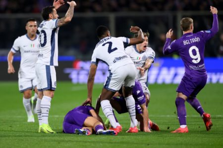 Foto colorida de Edoardo Bove, durante colapso em Fiorentina x Inter de Milão - Metrópoles