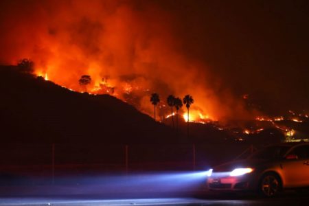 Imagem colorida de incêndio em Malibu - Metrópoles
