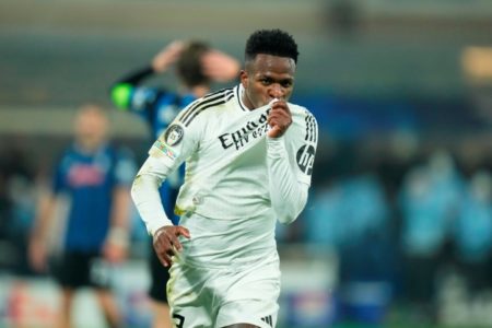 Imagem colorida de Vini Jr com o Real Madrid- Metrópoles