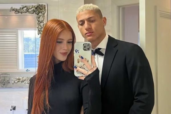 Richarlison e Amanda Araujo posam juntos para selfie antes de evento - Metrópoles