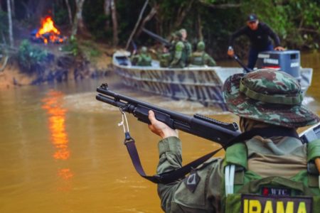 Foto colorida de equipe do Ibama em embarcações - Metrópoles