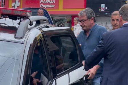 Vereador João Naves (PSD) sendo conduzido à delegacia