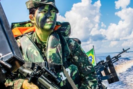 Imagem colorida de mulher do Exército - Metróples