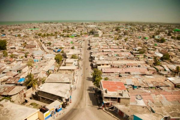 Imagem colorida de Cité Soleil no Haiti - Metrópoles
