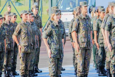 Imagem colorida de mulher do Exército - Metróples