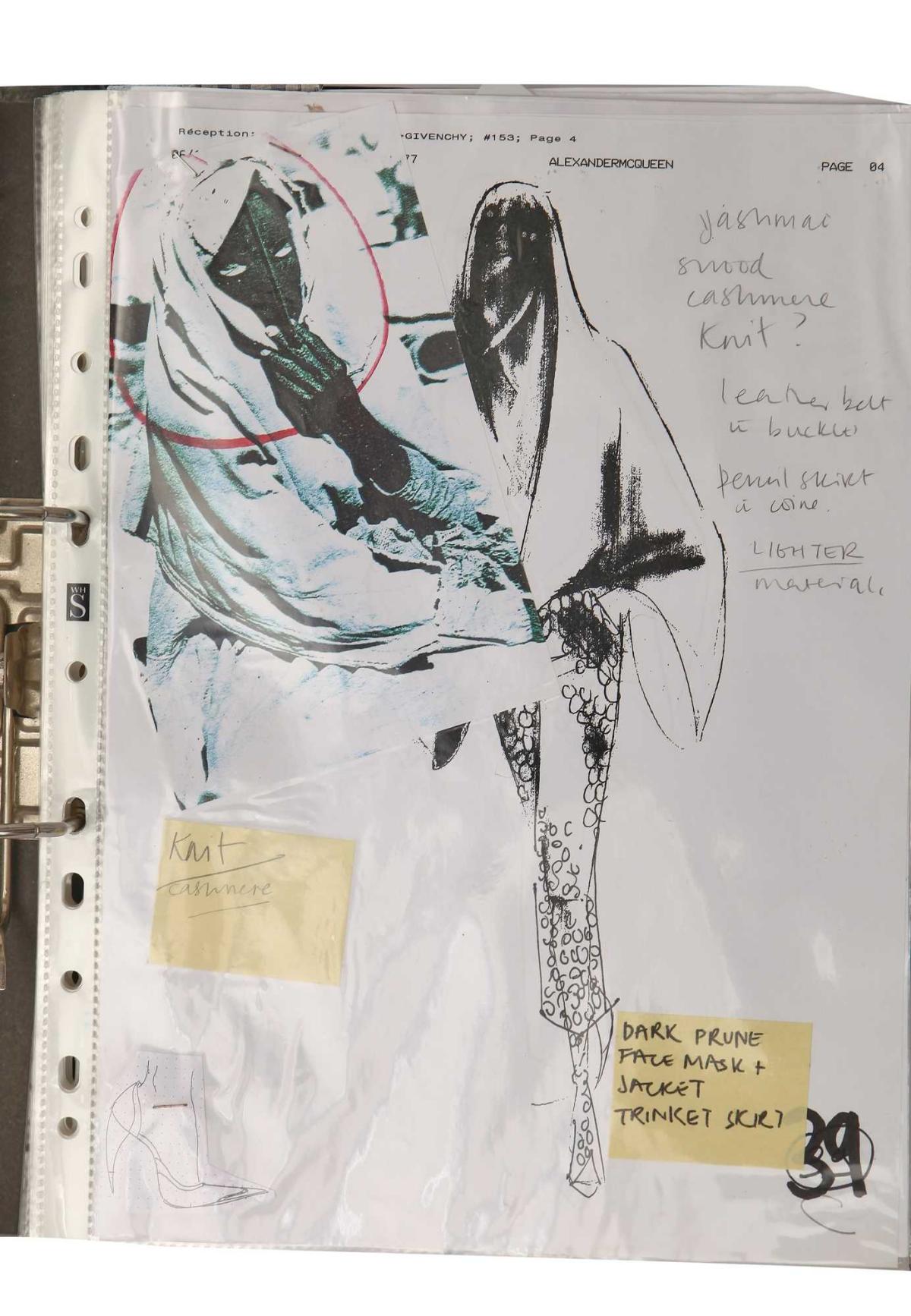 Na imagem com cor, foto do caderno de alexander mcqueen - metrópoles