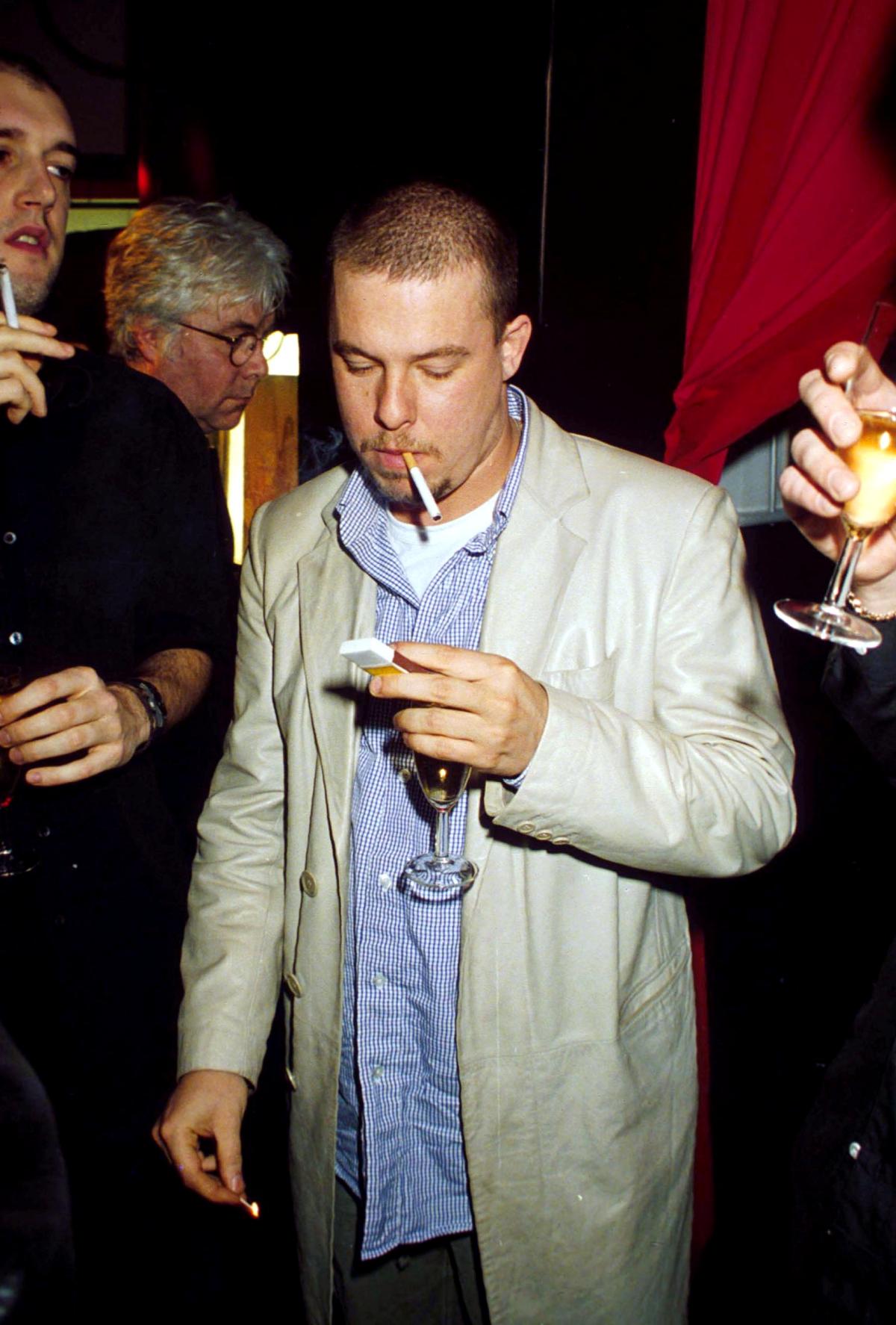 Na imagem com cor, alexander mcqueen - metrópoles