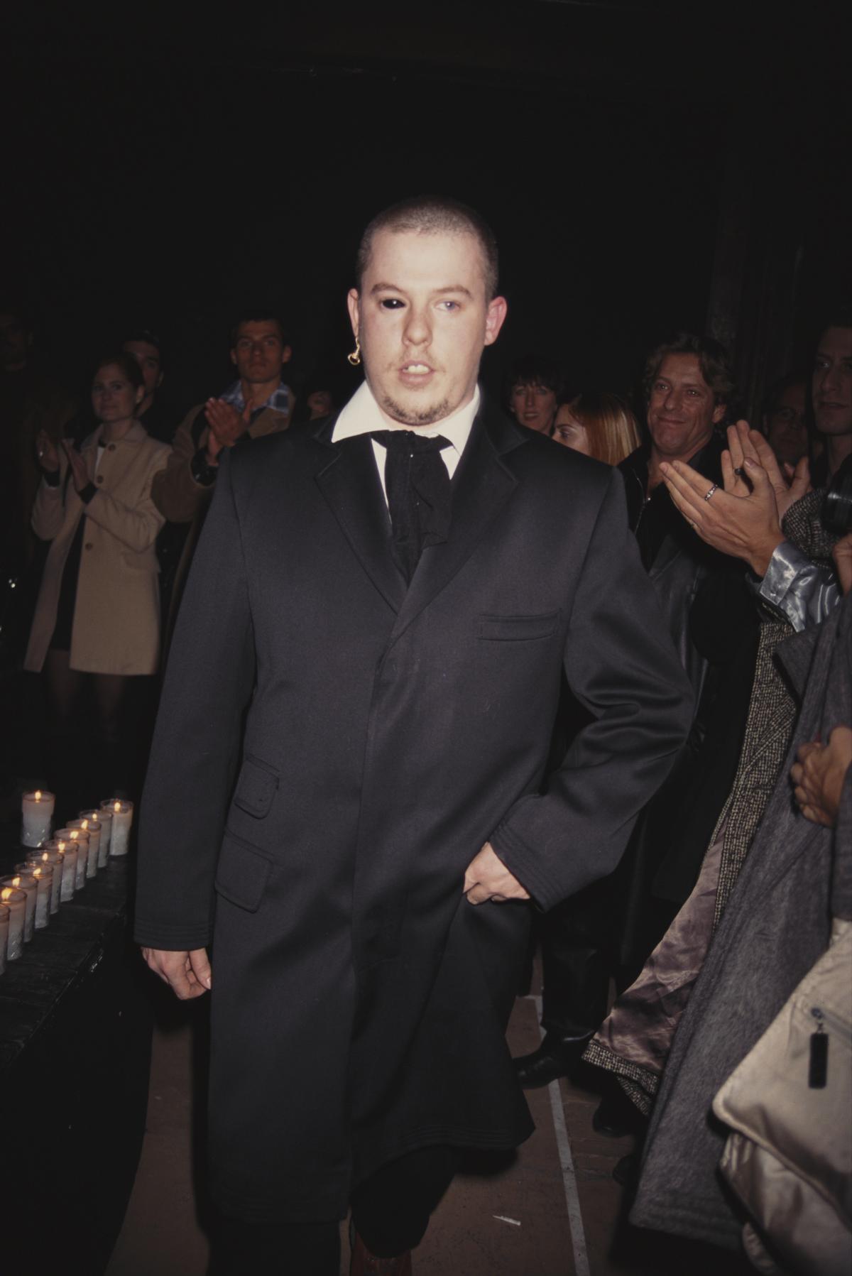 Na imagem com cor, alexander mcqueen - metrópoles