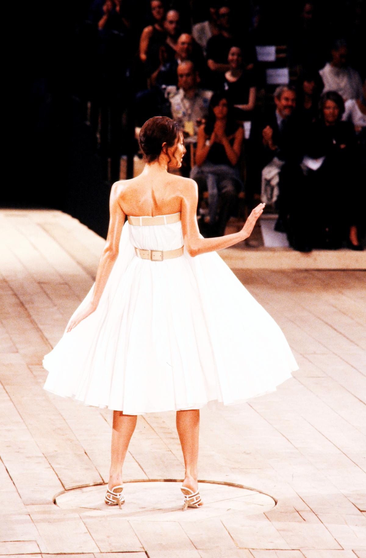 Na imagem com cor, desfile do alexander mcqueen - metrópoles