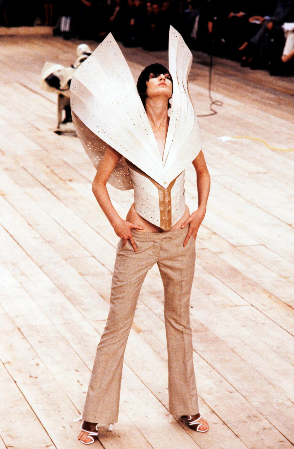 Na imagem com cor, desfile do alexander mcqueen - metrópoles