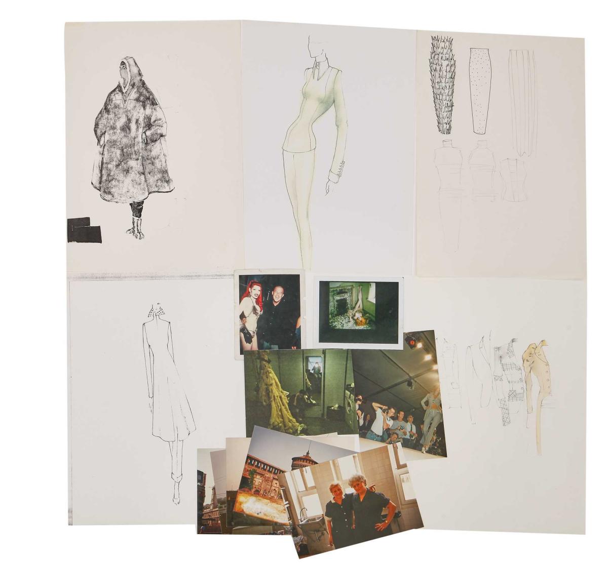 Na imagem com cor, foto do caderno de alexander mcqueen - metrópoles