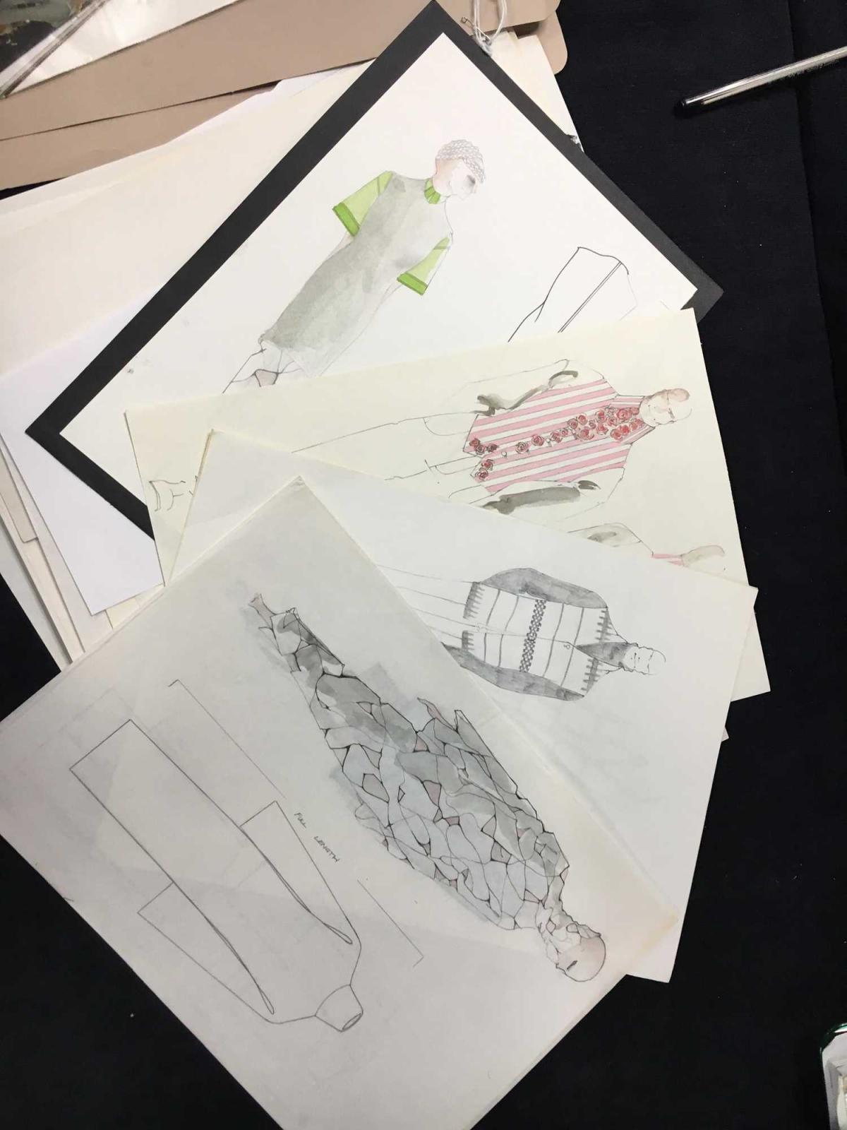 Na imagem com cor, foto do caderno de alexander mcqueen - metrópoles