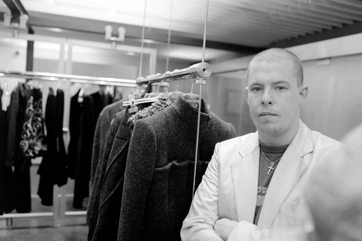 Na imagem com cor, alexander mcqueen - metrópoles