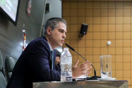 O advogado Maxwell Borges de Moura Vieira, novo conselheiro do TCE, discursa no plenário da Alesp - Metrópoles