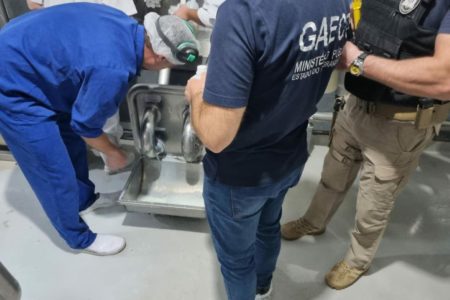 Imagem colorida de fiscalização em fábrica de lácteos - Metrópoles