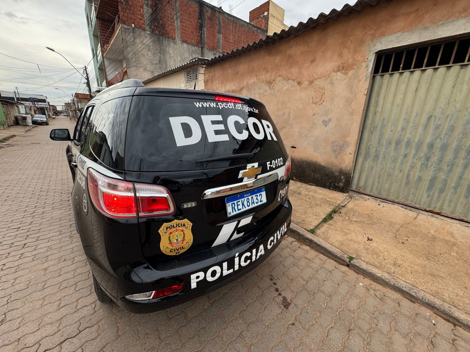 Carro de polícia parado em frente a casa