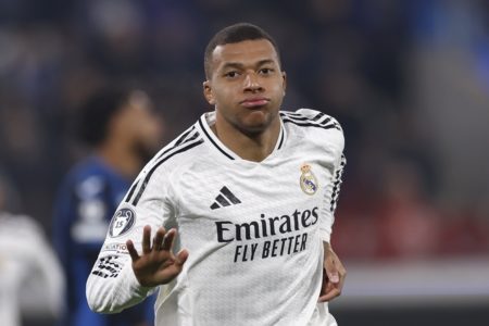 Imagem colorida de Kylian Mbappé comemorando - Metrópoles