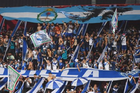 Imagem colorida da torcida do Vélez - Metrópoles