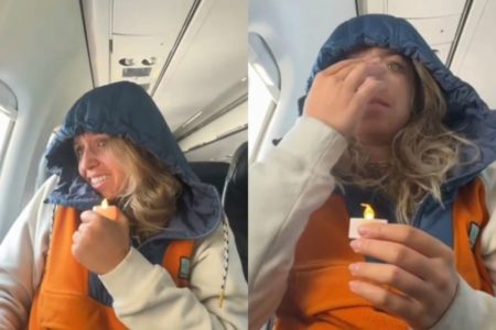Foto colorida de uma mulher no avião - Metrópoles