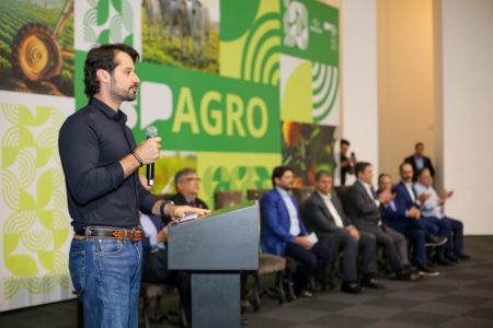 Fotografia colorida mostra Guilherme Piai, secretário de Agricultura do governo Tarcísio de Freitas, discursando em evento no Palácio dos Bandeirantes