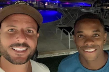 Imagem colorida do Fabio Galan e o ex-jogador Robinho