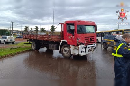 Foto colorida de viatura em estrada