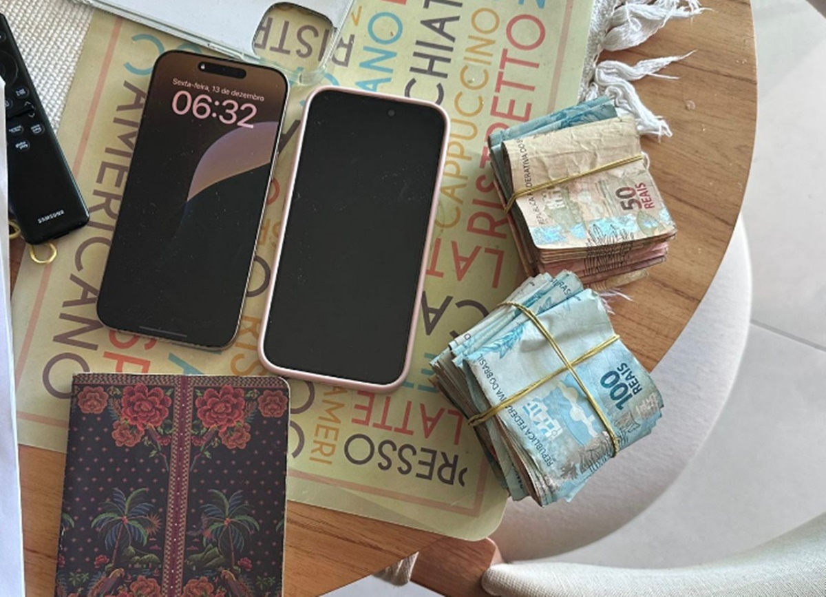 Foto colorida de celulares e dinheiro apreedidos em operação contra compra de votos em Caxias