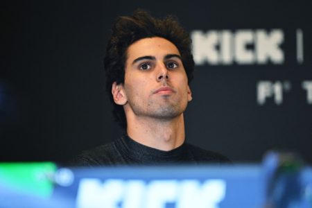 Imagem colorida de Gabriel Bortoleto de preto na Sauber - Metrópoles