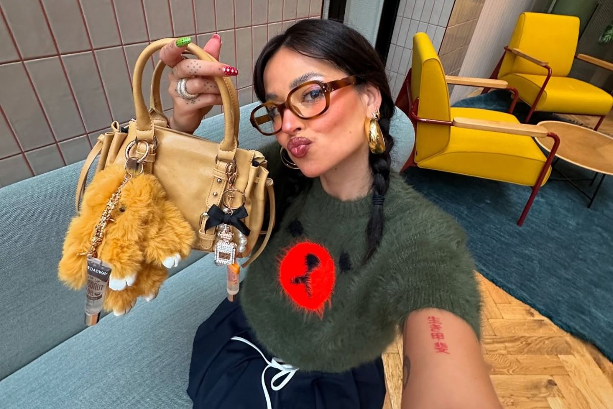 Na imagem com cor, foto de influenciadoras com bolsas repletas de acessórios - metrópoles