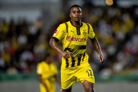 Foto colorida do atacante Youssoufa Moukoko, do Borussia Dortmund - Metrópoles