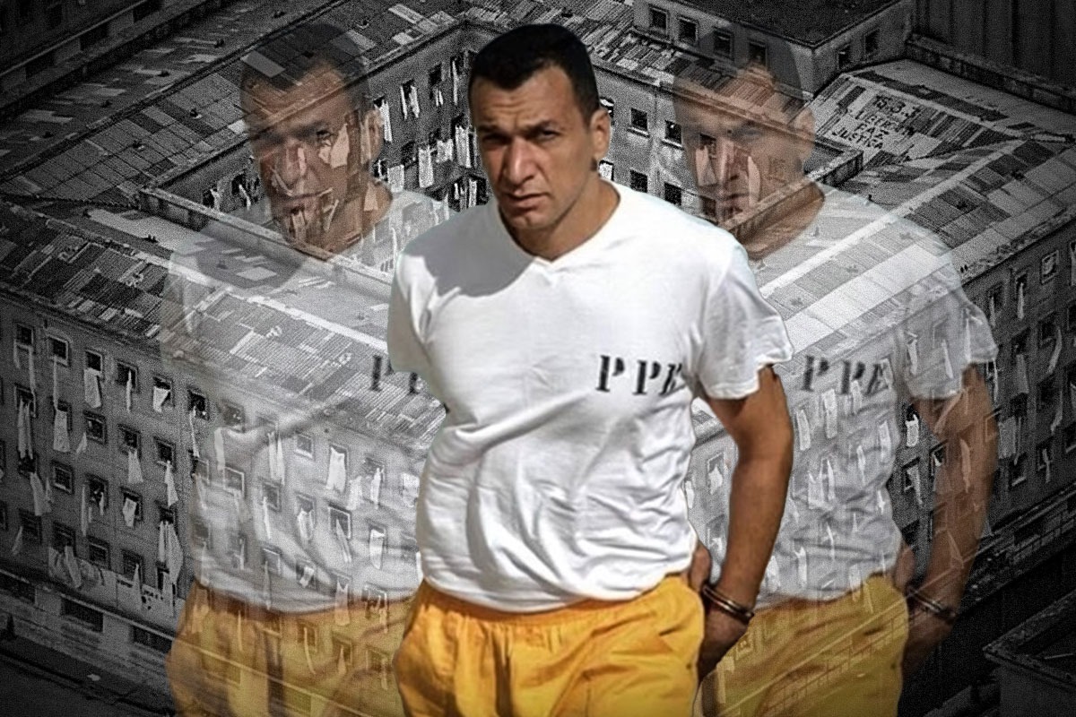 Homem com roupa de presidiário, com efeito de desenho animado, com as mãos postas para trás - Metrópoles