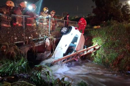Carro despenca de BR e cai em vala durante chuva no DF - Metrópoles