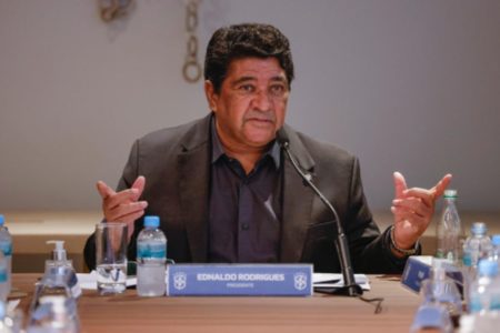 Imagem colorida mostra o presidente da CBF Ednaldo Rodrigues durante encontro da entidade | Metrópoles