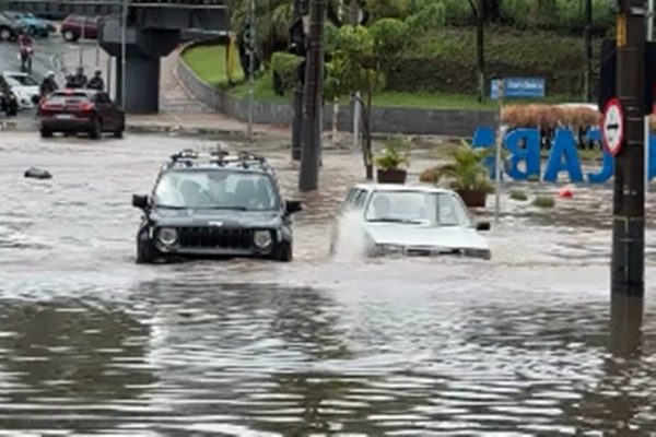Fiat Uno passa em enchente e deixa Jeep Renegade para trás - Metrópoles