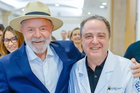Foto colorida do presidente Lula ao lado do médico Roberto Kalil Filho - Metrópoles