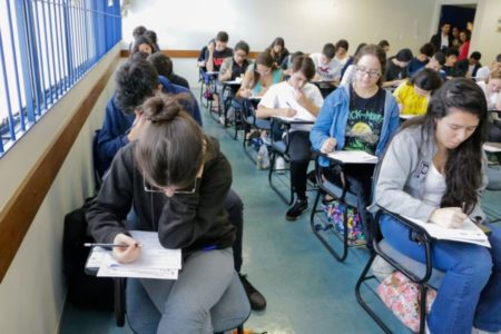 Segundo dia da 2ª fase do vestibular da Fuvest tem 12 questões dissertativas de disciplinas específicas, a depender da carreira escolhida - Metrópoles