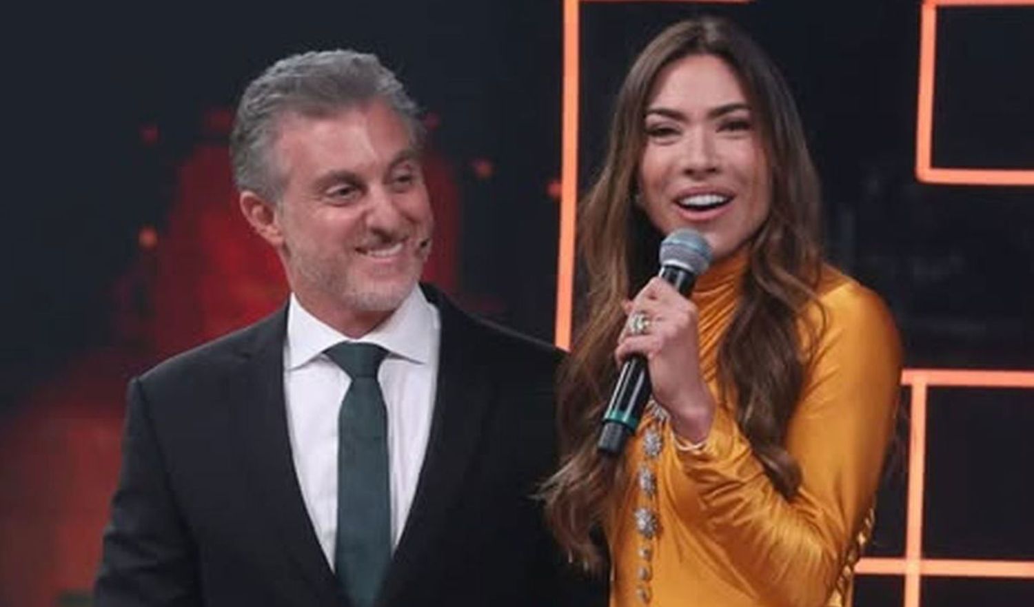 Patrícia Abravanel com Luciano Huck no Domingão, na TV Globo
