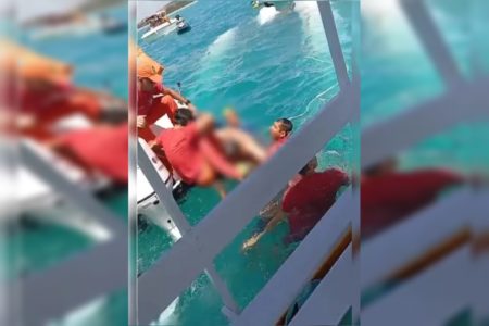 Imagem colorida, pessoas sendo resgatadas pelo Corpo de Bombeiros - Metrópoles