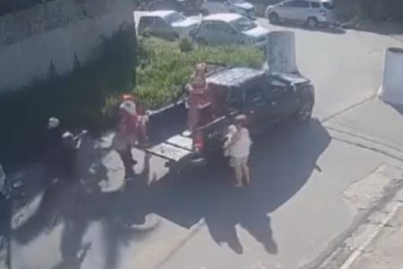 Imagem colorida de grupo rendido por criminosos