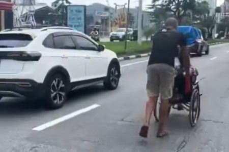 Cadeirante foi gravada andando no meio dos carros em uma das principais avenidas de São Vicente, no litoral de São Paulo - Metrópoles